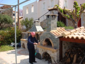 Kyria Martian steekt de houtoven aan