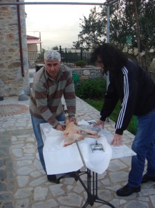 Met John het speenvarken op het spit