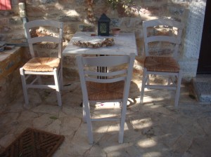 Grijze stoeltjes en knoflookstreng