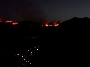 brand bij Skamnaki in de nacht