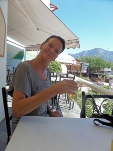 Diana aan een verfrissend biertje in Epidaurus