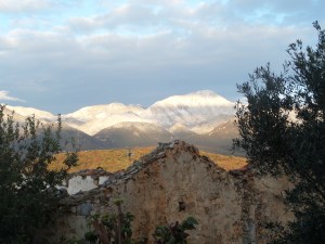 Uitzicht op de besneeuwde bergen