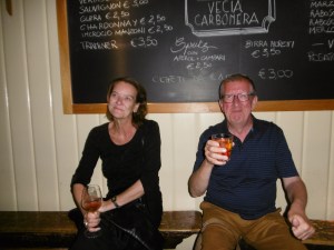 aan de wijn in Venetiaanse wijnbar