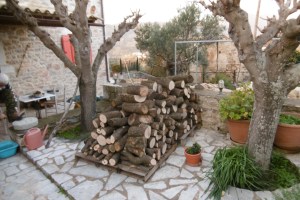 Stapel haardhout voor 1,5 maand