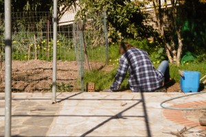 Diana aan het wieden